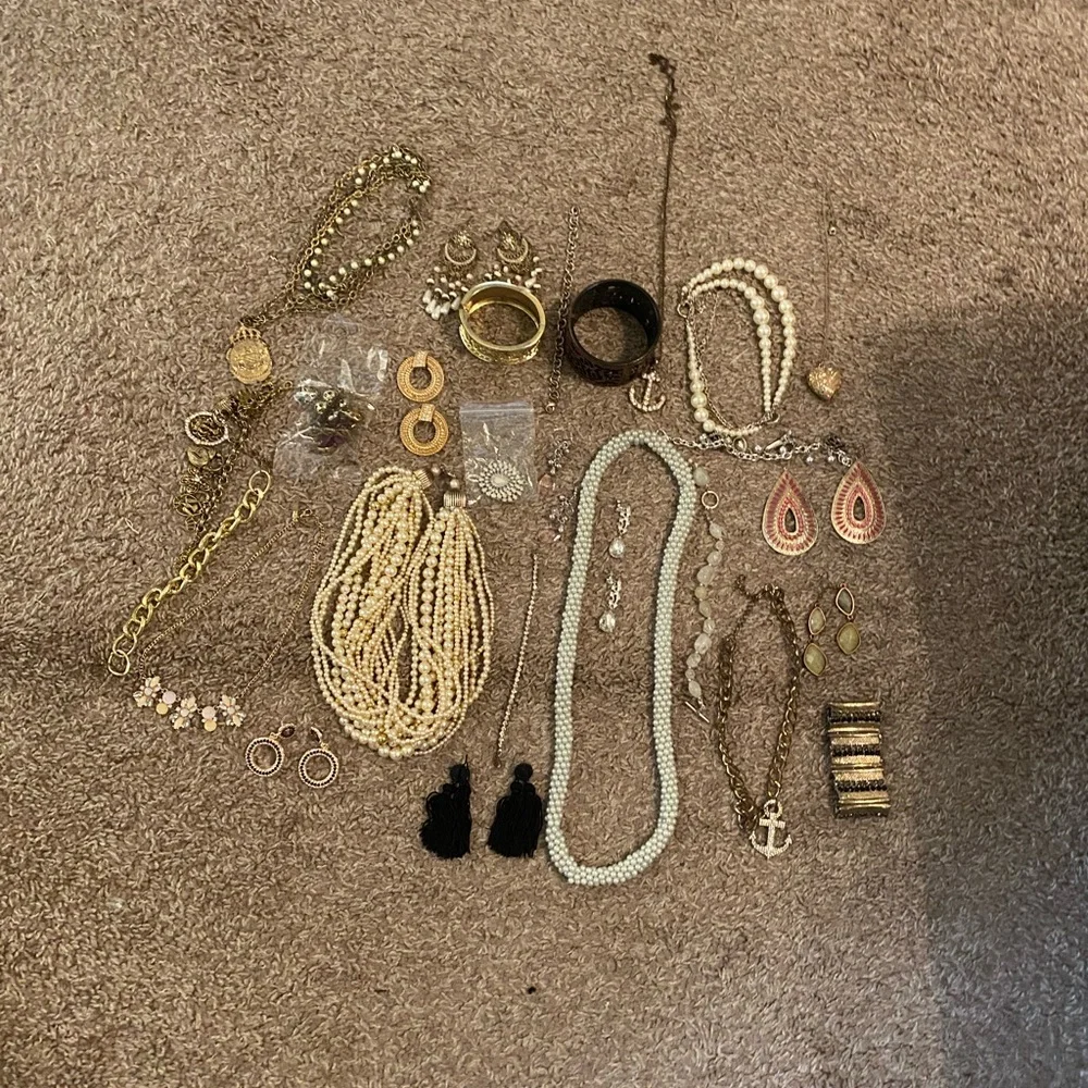 Jewelry Lot. Over 2Ibs. Wearable. Necklaces/Bracelets/Earrings/3 New Rings. - Picture 1 of 9